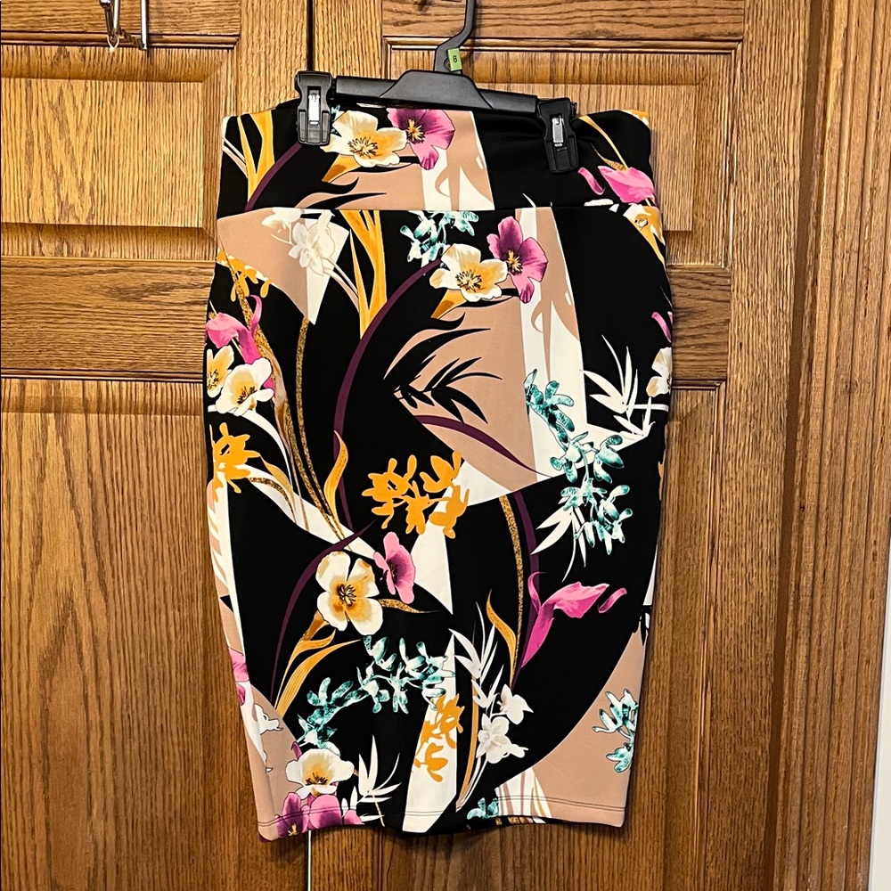 Thalia Sodi  Pencil Skirt with Black and Multicolor Design size L. Scuba